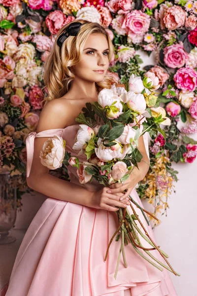 Vacker flicka på blomma interiören — Stockfoto