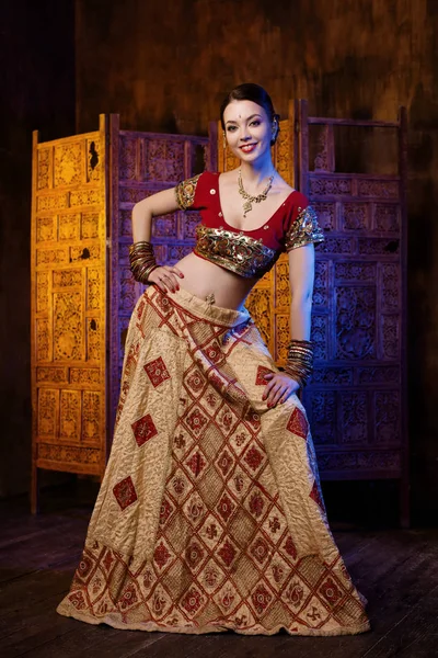 Menina jovem em traje indiano — Fotografia de Stock