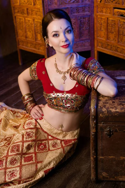 Young girl in Indian costume — Stock Photo, Image