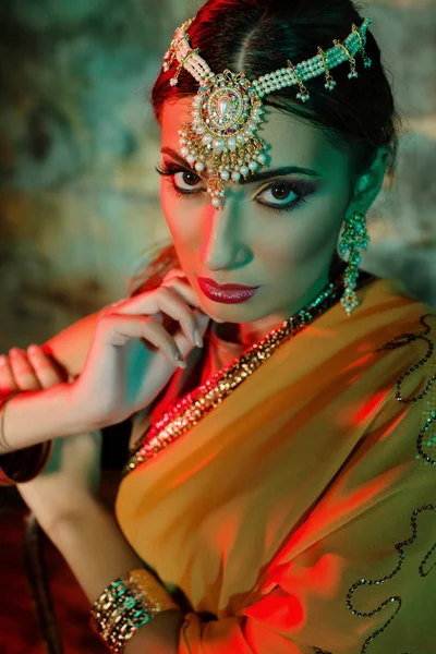 Jeune fille en costume indien — Photo