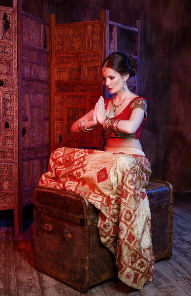 Jeune fille en costume indien — Photo