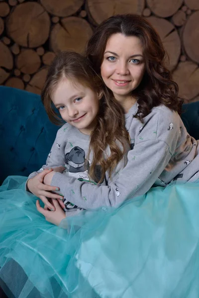 Mamá y su hija en casa —  Fotos de Stock