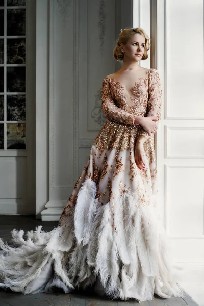 Senhora bonita em vestido de luxo — Fotografia de Stock