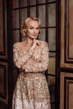 Lüks elbiseli genç bayan