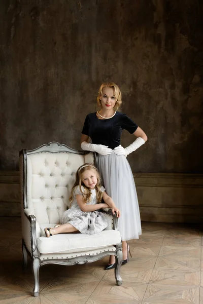 Jovem senhora em vestido retro com filha — Fotografia de Stock