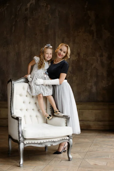 Kızı ile retro elbiseli genç bayan