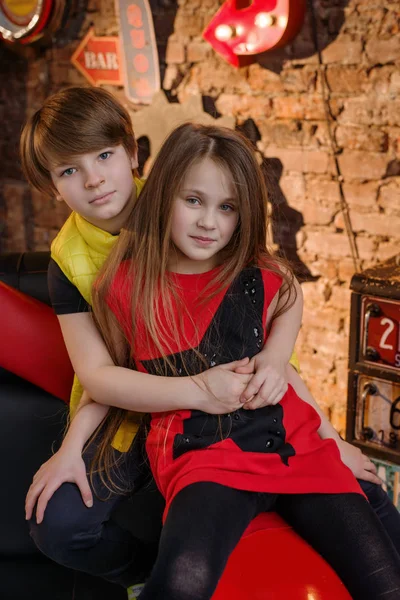 Sister and brother in loft studio — Stock Photo, Image