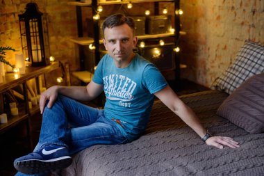 Çatı katında yakışıklı adam