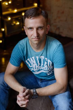 Çatı katında yakışıklı adam