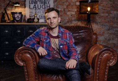 Çatı katında yakışıklı adam