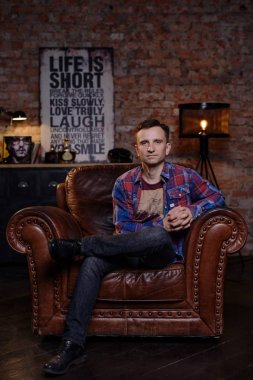 Çatı katında yakışıklı adam