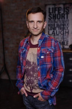 Çatı katında yakışıklı adam