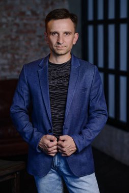 Çatı katında yakışıklı adam