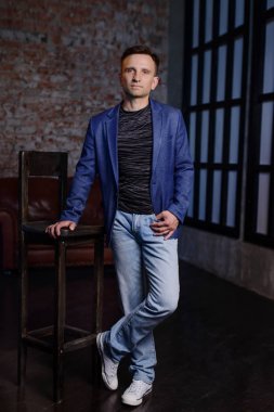 Çatı katında yakışıklı adam