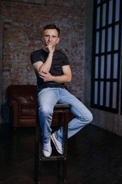 Çatı katında yakışıklı adam