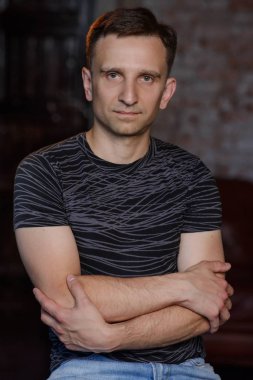 Çatı katında yakışıklı adam