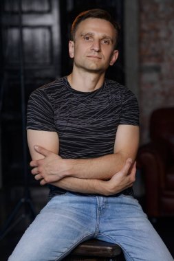 Çatı katında yakışıklı adam