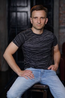 Çatı katında yakışıklı adam