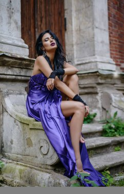 Lila elbiseli güzel cadı