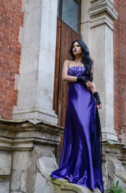 Lila elbiseli güzel cadı