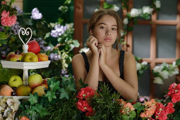 Giovane ragazza in giardino — Foto Stock