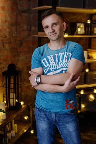 Çatı katında yakışıklı adam