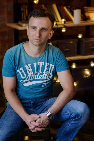 Çatı katında yakışıklı adam