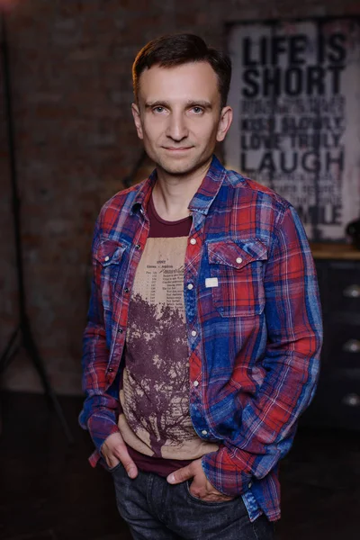 Çatı katında yakışıklı adam