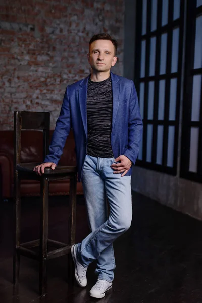 Çatı katında yakışıklı adam