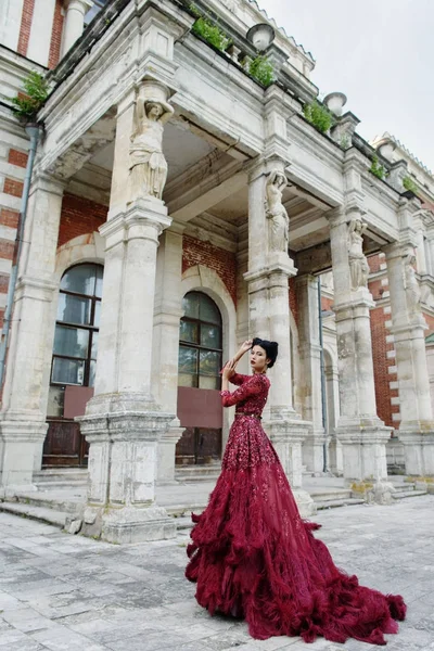 Mor elbiseli güzel cadı