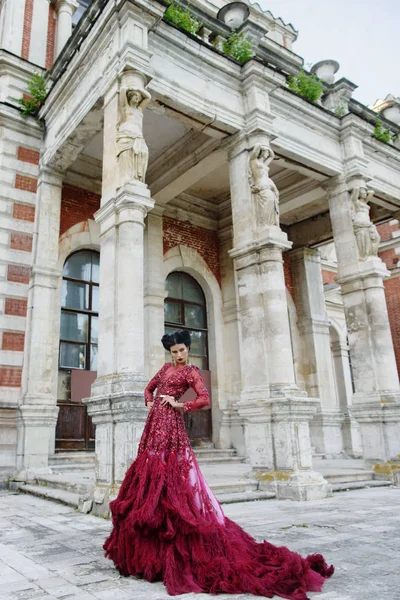 Mor elbiseli güzel cadı