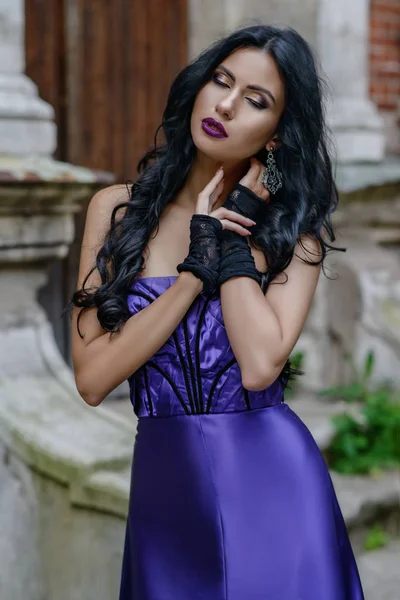 在淡紫色的衣服漂亮的女巫 — 图库照片