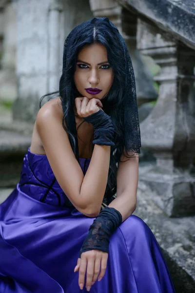 Lila elbiseli güzel cadı