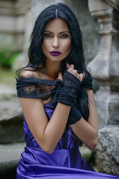 Lila elbiseli güzel cadı