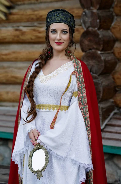 Дівчина в костюмі Російська — стокове фото