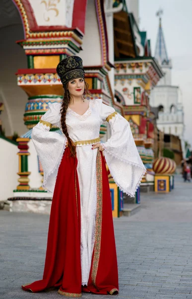 ロシアの衣装の女の子 — ストック写真