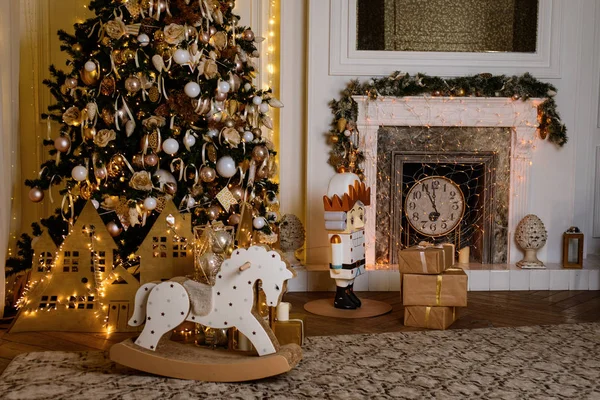 Рождественский интерьер со множеством красивых огней — стоковое фото