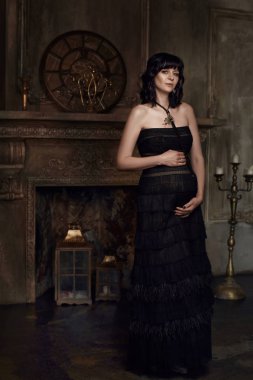 Çatı katındaki güzel hamile kız.