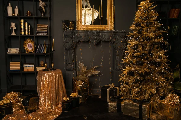 Рождественский интерьер с елкой в стиле ретро — стоковое фото
