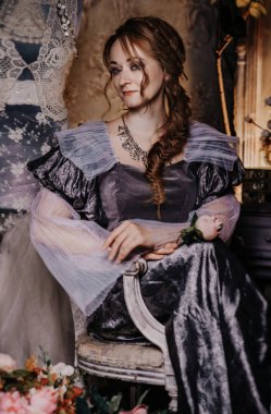 Güzel genç kız Noel 'i bekliyor köknar ağacının yanında