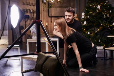 Mutlu çift evde Noel 'i bekliyor.