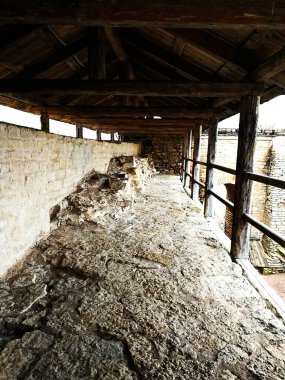 Derin sonbaharda eski bir Rus köyü