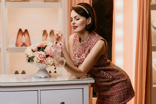 Meninas festa em casa no camarim com muitas flores — Fotografia de Stock