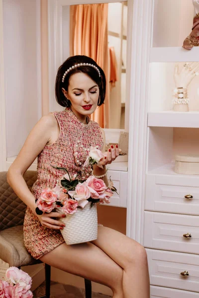 Flickor hem fest på omklädningsrum med många blommor — Stockfoto
