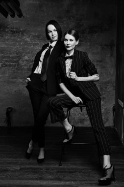 Siyah-beyaz Syle kızların fotoşopesyonu