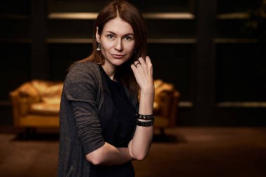 Kanepedeki öğrenci kız.