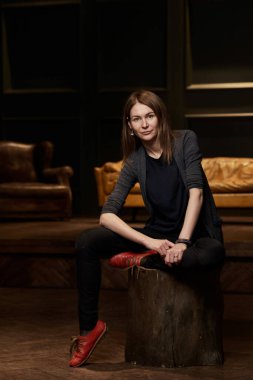 Kanepedeki öğrenci kız.