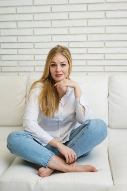 Işıl ışıl evdeki güzel genç kız.