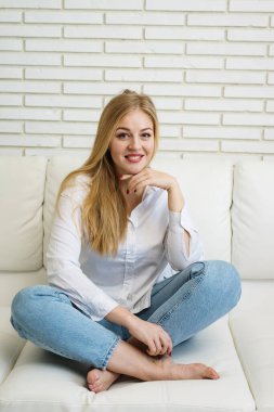 Işıl ışıl evdeki güzel genç kız.