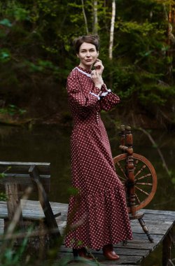 Ormanın derinliklerinde uzun elbiseli güzel bir kız.